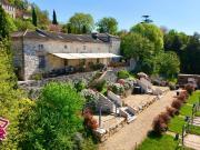 Ensemble immobilier au coeur d'un village médiéval....