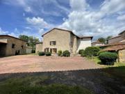 Ensemble immobilier avec maison dependances et terrain