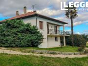 Ensemble immobilier: Deux maisons spacieuses à rénover,...