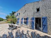Ensemble immobilier en pierres sur 5605mÂ² Hangar...