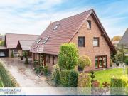 Ensemble von zwei modernen und gepflegten...