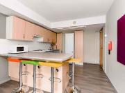 Ensuite Bronze F Has an Apartment