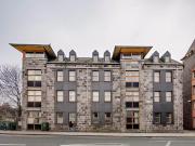 Ensuite Silver C Has an Apartment