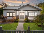 Entertain, Unwind & Enjoy Moments from the Lake!