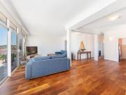 Entertainers Delight with grandstand Balmoral views...