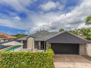 ENTERTAINER'S HAVEN WITH PRIVATE OUTLOOK & SPARKLING...