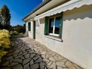 Entourée d’un jardin clos, maison à rénover avec garage...