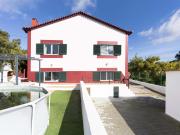 Entre a praia e a serra de Sintra, moradia T4 rodeada de...