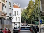 Entre a tradição e a modernidade, ergue se este...