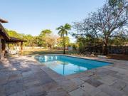 Entre a varanda e a casa na árvore, o tempo ainda sabe...