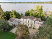 Entre Bordeaux et la rivière Dordogne, une maison de...