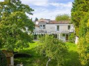 Entre Bordeaux et La Rochelle, dans une cité thermale,...