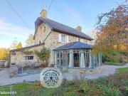 Entre BRICQUEBEC et CARTERET. Charmant ancien moulin,...