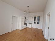 Entzückende Altbauwohnung drei Zimmer in zentraler Lage!...