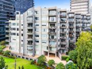 Epic Space, Park Views, 2 Bed, 2 Car, City Fringe Sanctuary!
