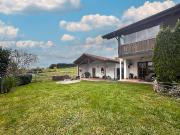 Erdgeschosswohnung mit Kachelofen, überdachter Terrasse...