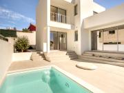 ERICEIRA MODERN & BRIGHT WITH POOL by HOMING