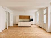 ERSTBEZUG elegante 4 Zimmer Altbauwohnung mit Balkon