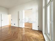 Erstbezug nach Sanierung: Altbautraum mit Loggia und...