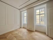 ERSTBEZUG! TOP sanierte Altbauwohnung mit Freiflächen!
