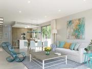 Escondida en una comunidad cerrada segura y...