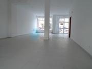 Espaço comercial com 97,75 m2 de loja e 100 m2 de terraço