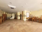 Espaço distribuído em 2 pisos para negócio de restauração