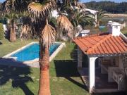 Espaçosa casa de três quartos com jardim e piscina na...