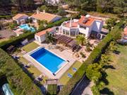 Espaçosa Moradia Algarvia com Piscina, Terraços e Anexo
