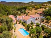 Espaçosa moradia com jardim privado e piscina