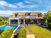 Espaçosa moradia no campo com vista mar