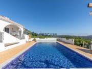 Espaçosa moradia T3 situada numa posição elevada em...