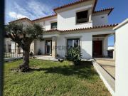 Espaçosa moradia T4 para venda em Esgueira