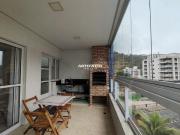 Espaçoso apartamento a poucos metros da praia das Toninhas