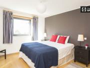 Espaçoso quarto para alugar em apartamento de 3 quartos...