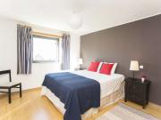 Espaçoso quarto para alugar em apartamento de 3 quartos...