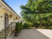 Espace et élégance pour cette propriété de 12 pièces aux...