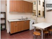 Espaciosa habitación con escritorio en piso compartido,...