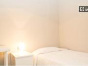 Espaciosa habitación con escritorio en piso de 4...