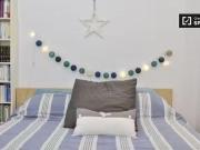 Espaciosa habitación en piso de 3 habitaciones en...