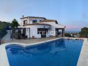 Espaciosa villa con piscina y vistas a la montaña en...