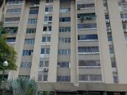 ESPACIOSO APTO EN CALLE CERRADA CON VIGILANCIA EL...