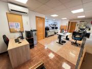 Espacioso local comercial en Maracena, con oficinas,...