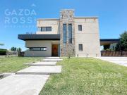 Espectacular casa a estrenar, amoblada, con fondo a la...