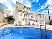 Espectacular casa casi nueva con jardín y piscina en...