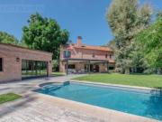 ESPECTACULAR casa con 3 suite, sobre lote de 1.800 m2 en...