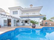 Espectacular casa con piscina y garaje en venta en...