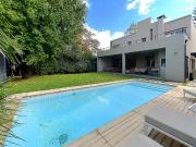 Espectacular casa de 5 ambientes y dependencia en venta