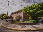 Espectacular casa de 6 ambientes en esquina sobre lote...
