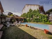 Espectacular casa de 6 ambientes en esquina sobre lote...